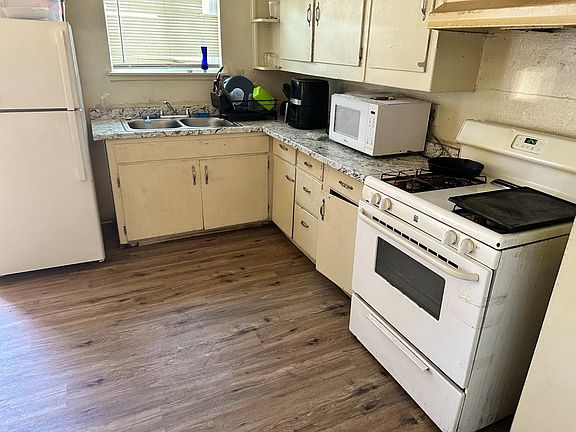 5th image of 821 Colorado Ave