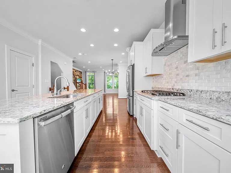 1121 S Lincoln St — Photo 13