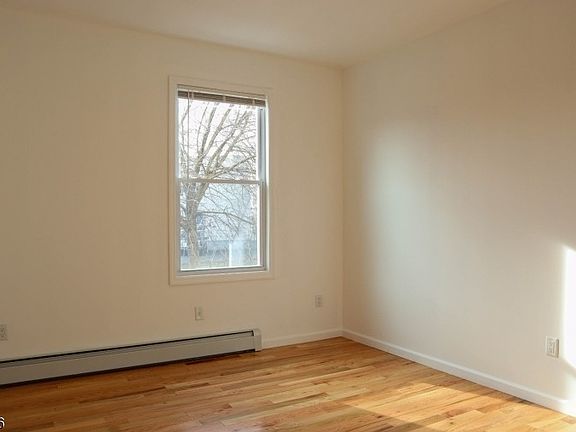 5th image of 373-375 6th Ave W #2R