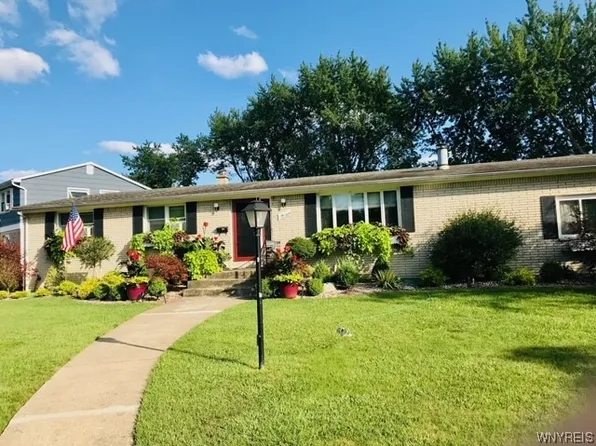 7 Maricrest Dr, Amherst, NY 14228