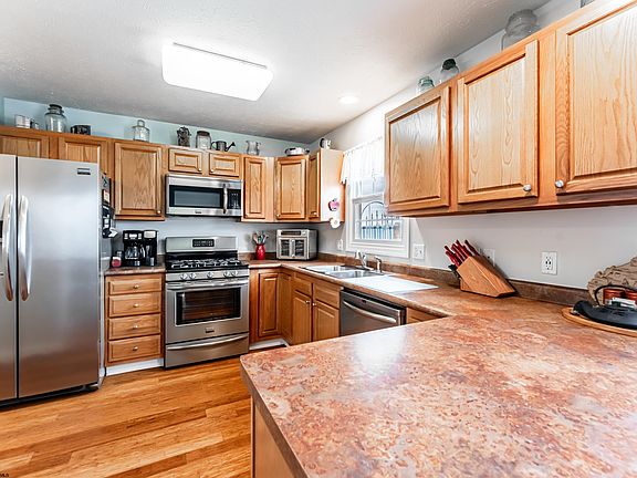 4th image of 126 Donna Ave