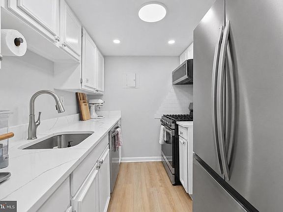 2nd image of 1300 Army Navy Dr APT 320
