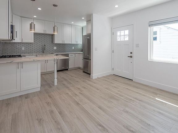 5th image of 506 S Broadway APT B