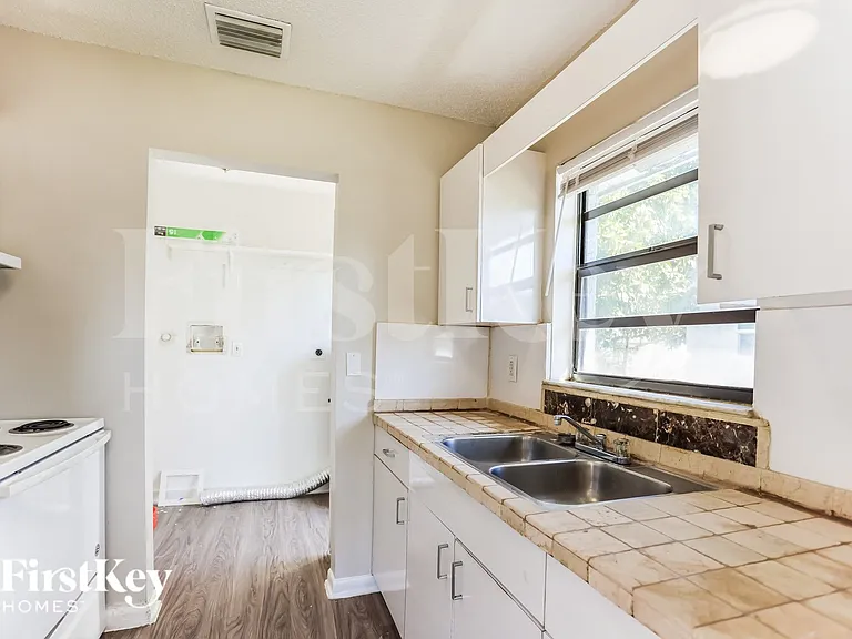 1301 NW 2nd St — Photo 8