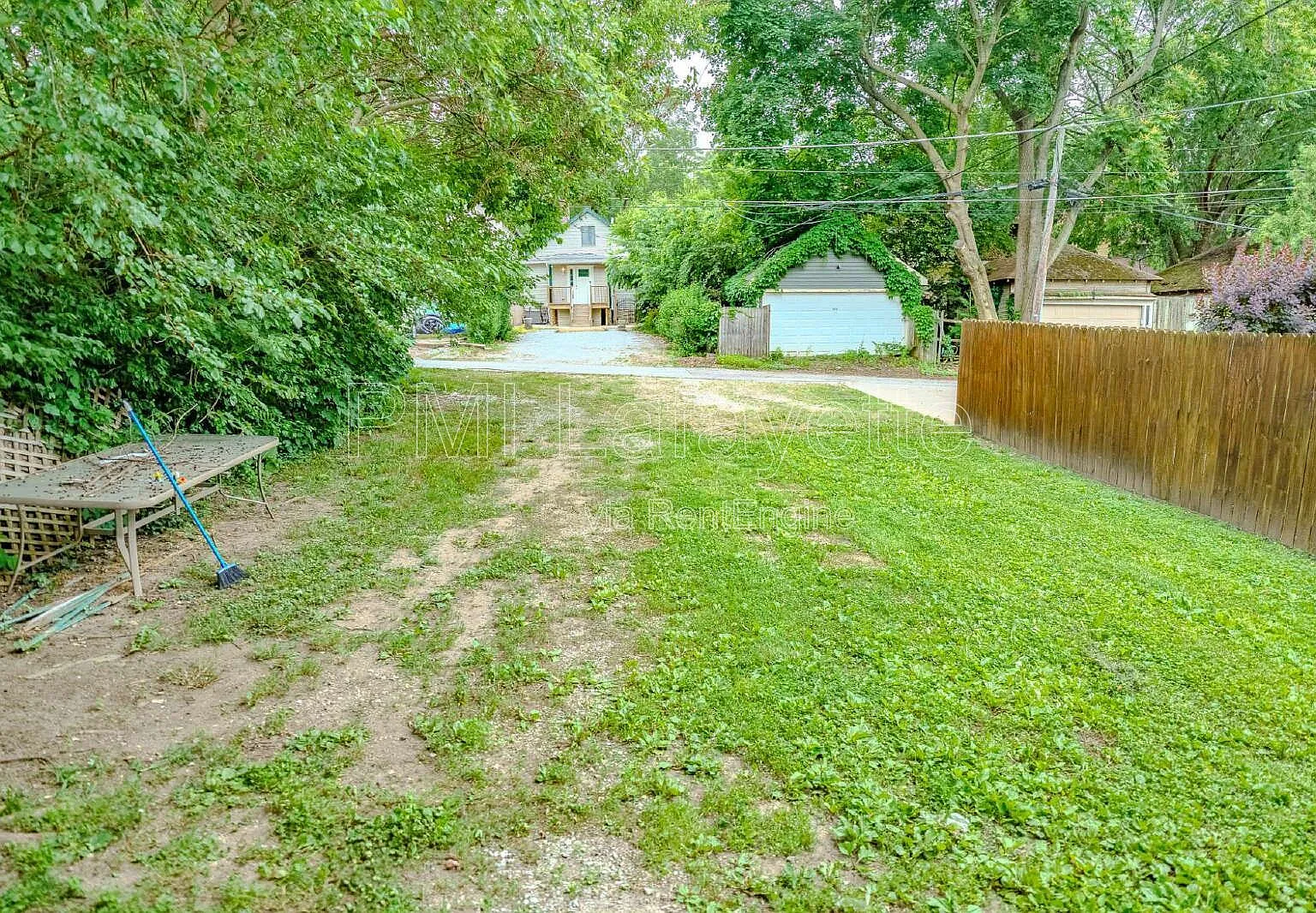 2 bed, 1.0 bath, 896 sqft, $965 — Photo 2