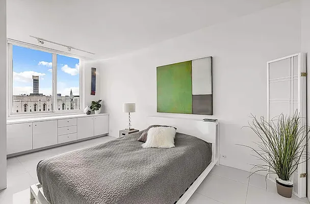 Sold by Leslie J. Garfield | media 21