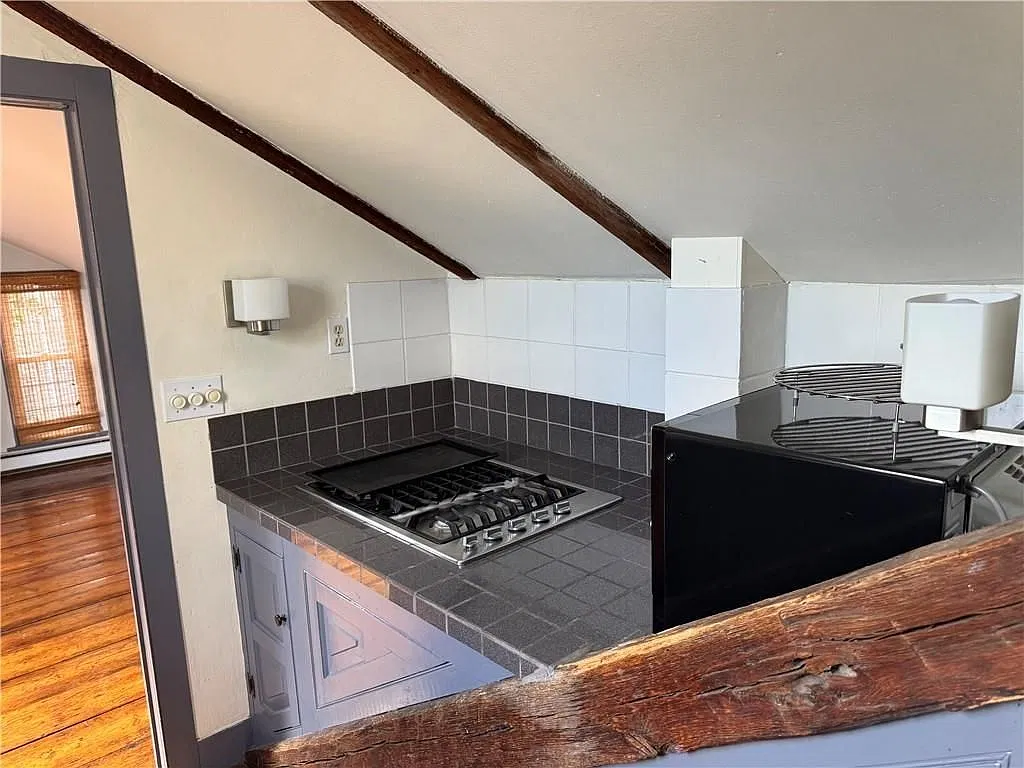 1 bed, 1.0 bath, 800 sqft, $2,400 — Photo 2