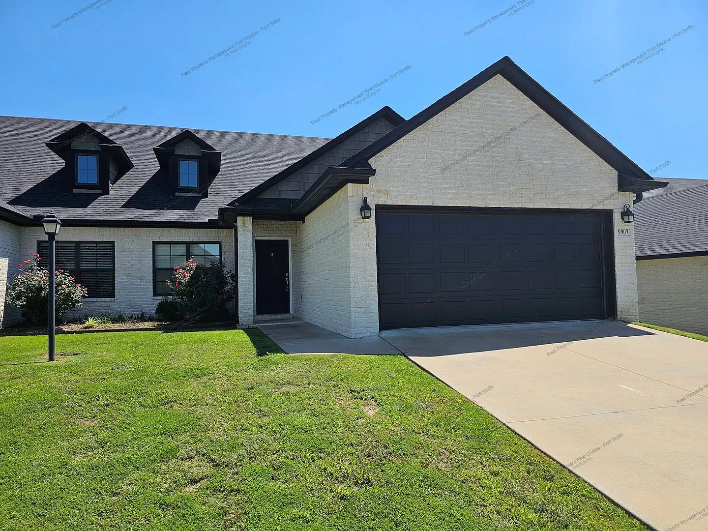 3 bed, 2.5 bath, 1650 sqft, $1,649 — Photo 1