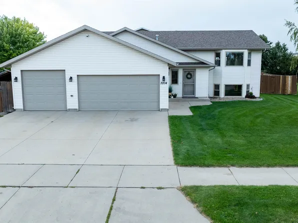 3204 15th St SE, Minot, ND 58701