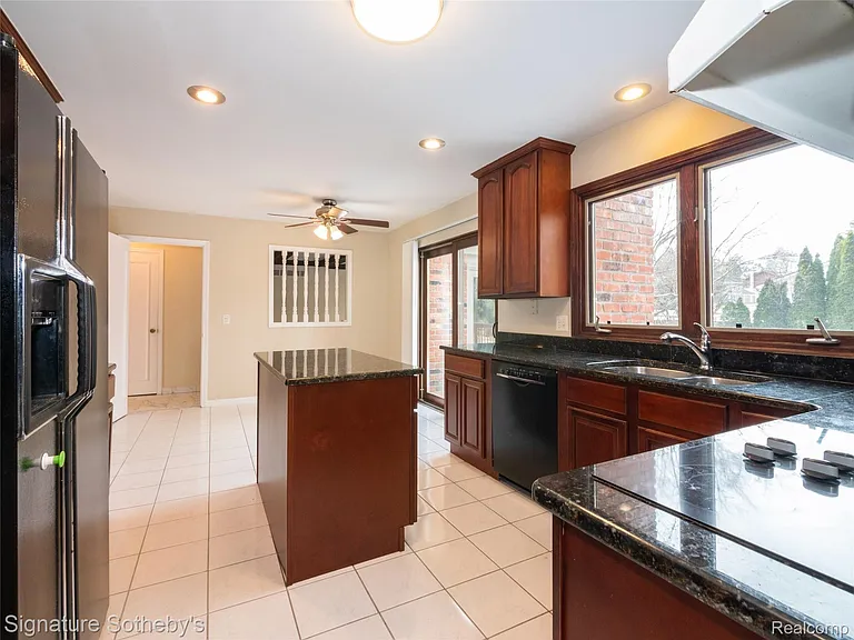 5105 Provincial Dr — Photo 20