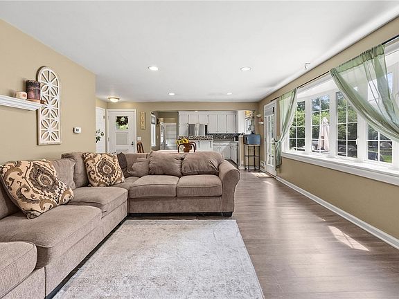 5th image of 35 Valley View Dr