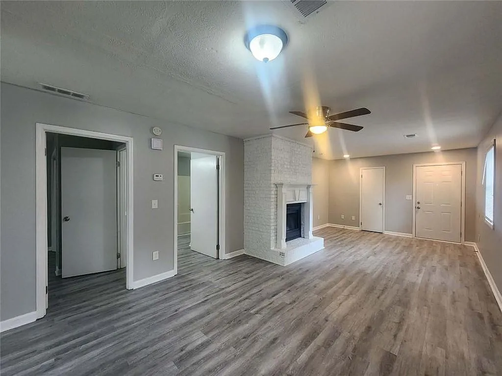 2 bed, 1.0 bath, 2016 sqft, $1,300 — Photo 4