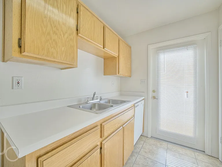 1206 Reddick Ln — Photo 4