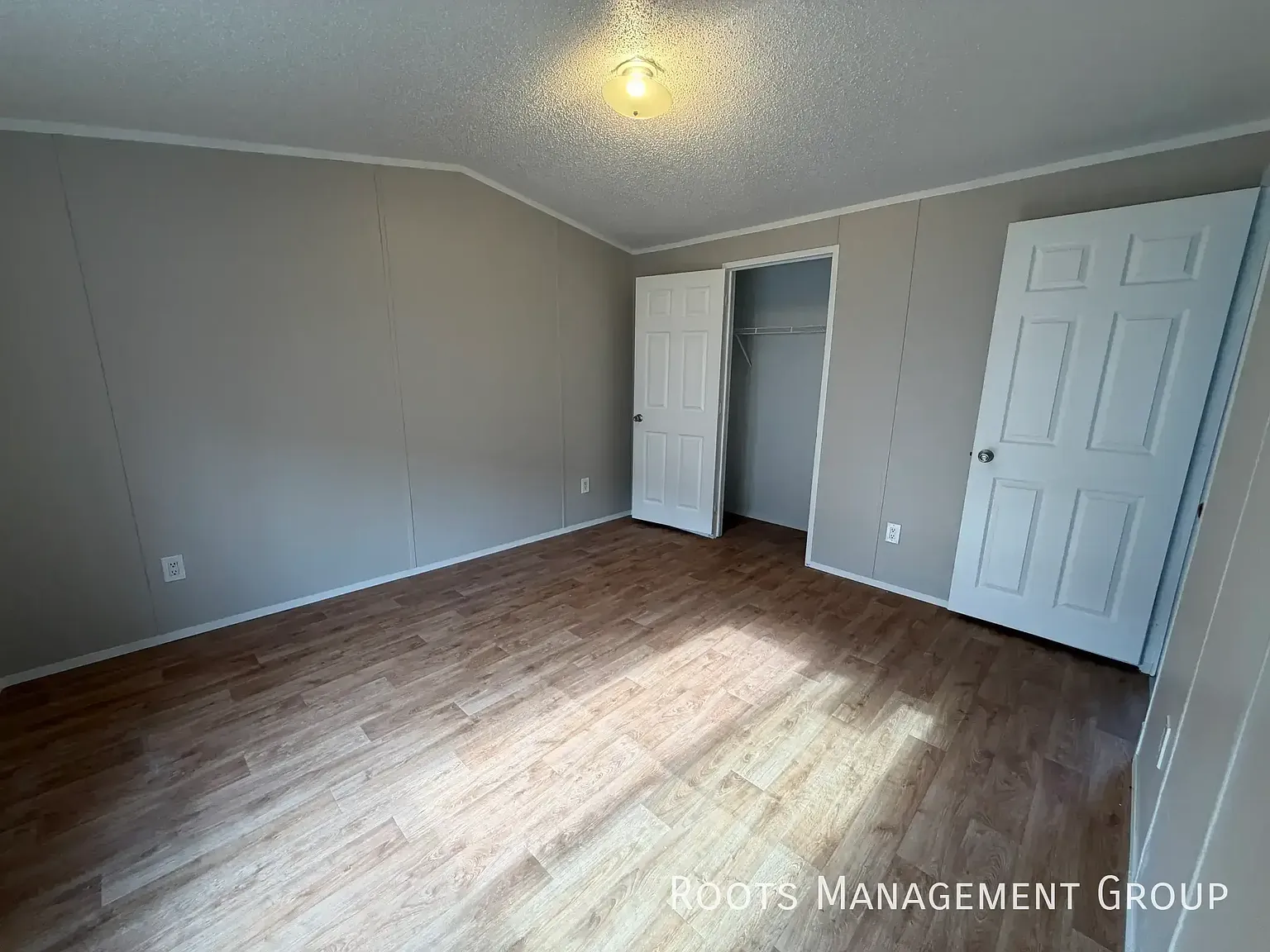 700 E 6th St — Photo 4
