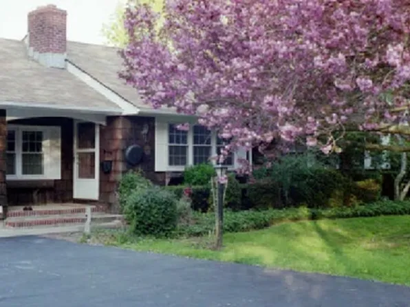 https://photos.zillowstatic.com/fp/aa8348dcd5d92caee39401efb730e0a8-p_e.webp