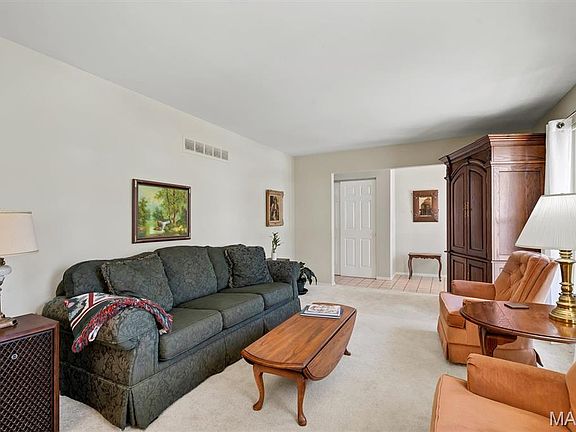 4th image of 902 Rusticmanor Cir