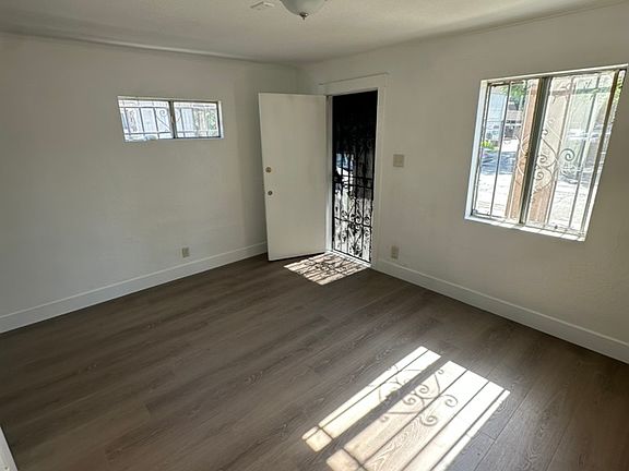 5th image of 5504 S Van Ness Ave #5506