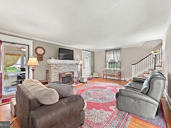 5th image of 748 Edmonds Ave