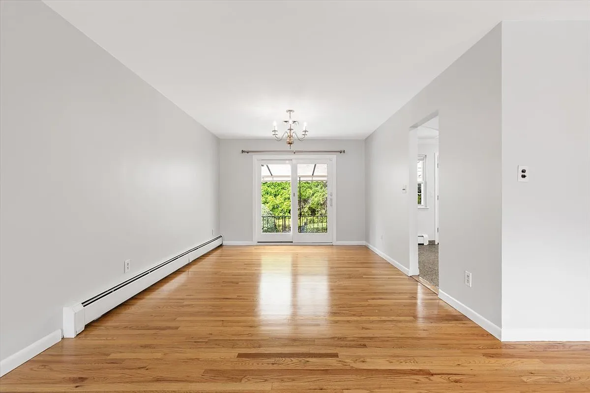 3 bed, 2400 sqft, $8,000 — Photo 4