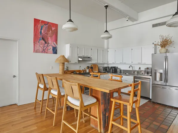 427 Washington Street image 5 of 17