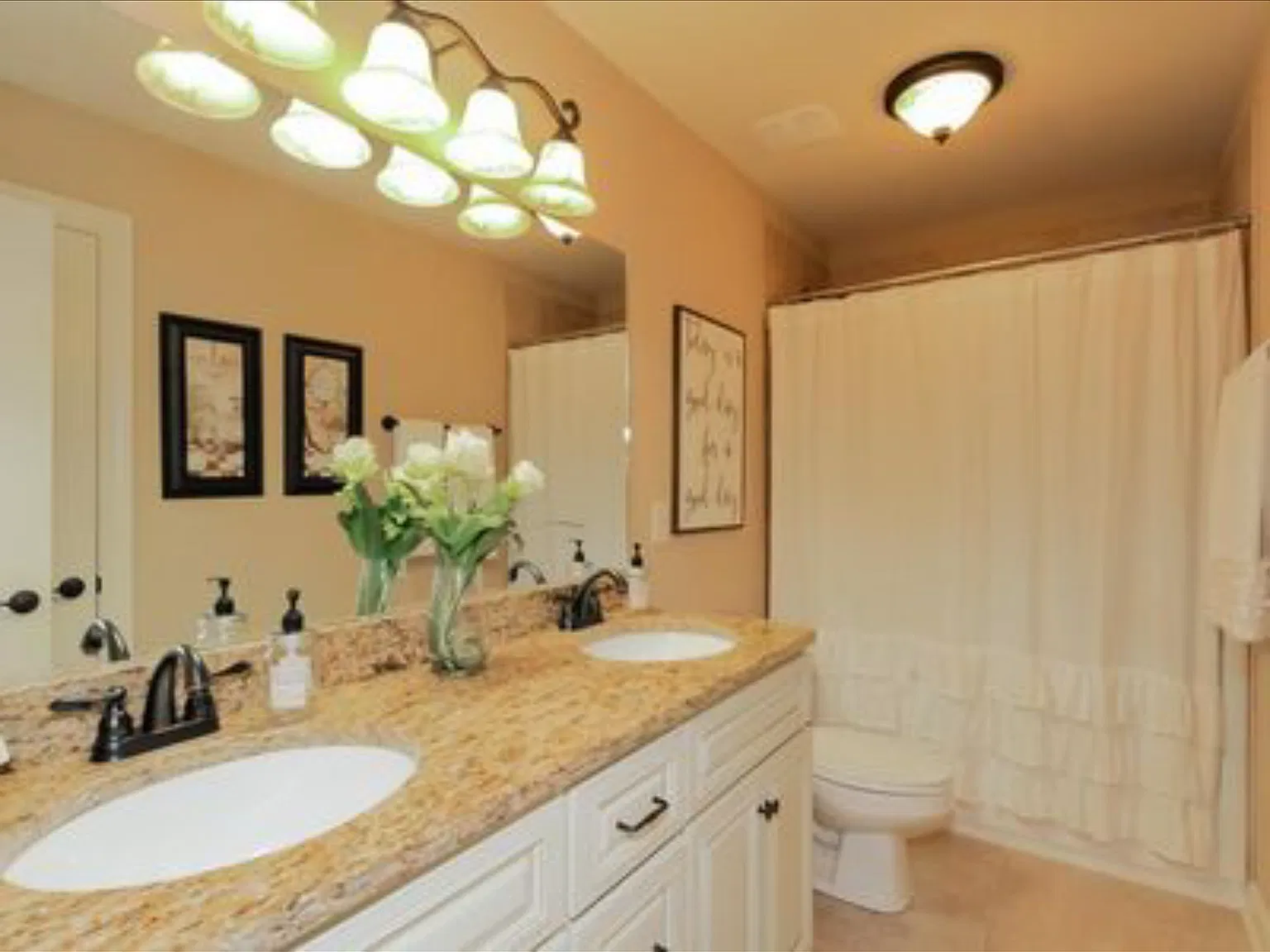 4 bed, 2.5 bath, 2900 sqft, $3,100 — Photo 3
