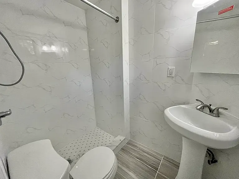 1611 Jefferson Ave #2R — Photo 4