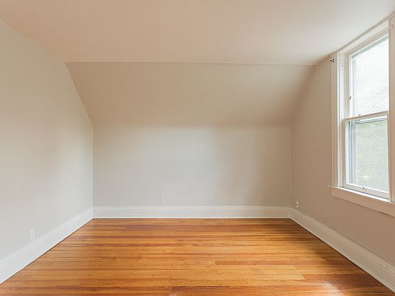 974 Grandview Ave Bedroom