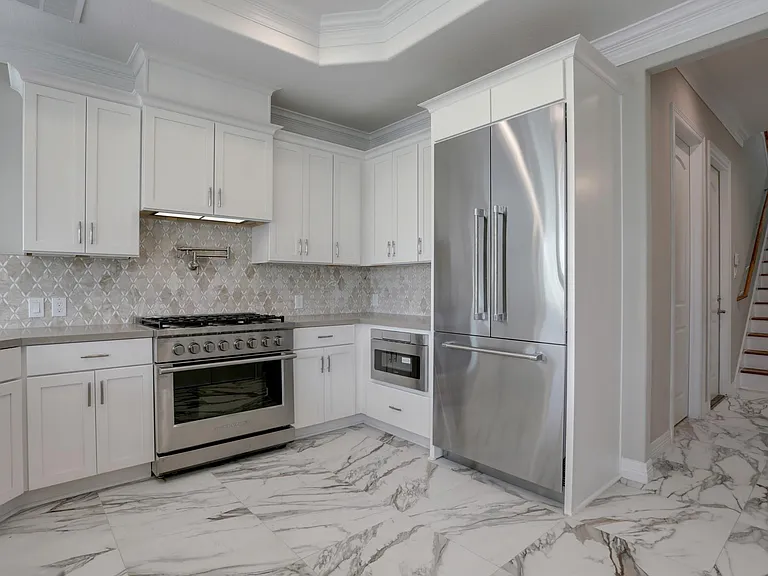 502 Amalfi Dr — Photo 9