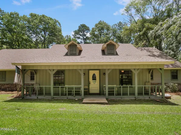 809 S Springlake Dr, Terry, MS 39170