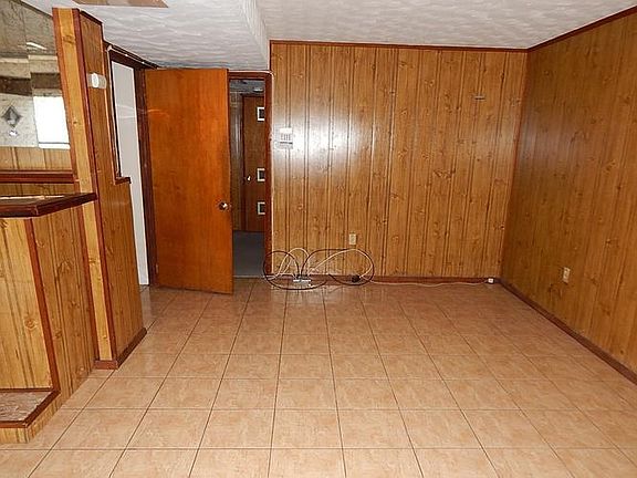 BASEMENT FAMILY ROOM