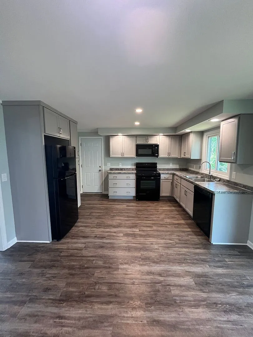 Spacious 3-Bedroom Home! Available Now! — Photo 2