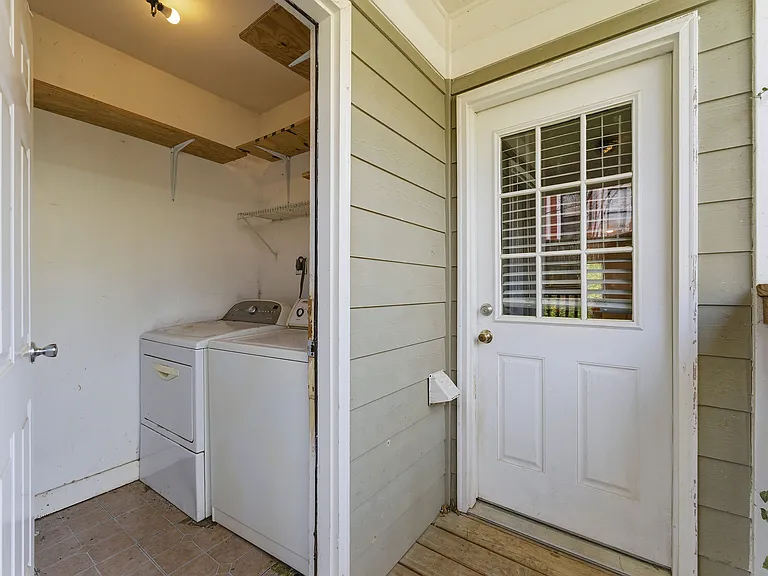 202 Warren St — Photo 17