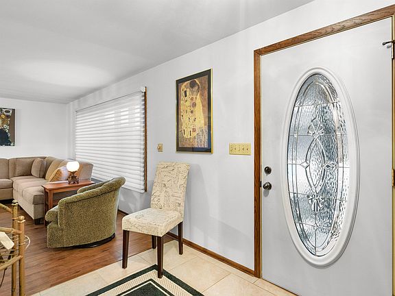 3rd image of 1526 Knoll Crest Dr