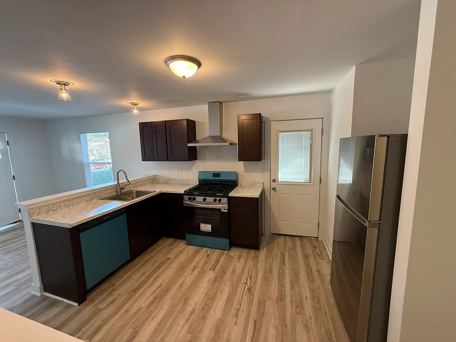 4074 Boulevard Pl — Photo 2