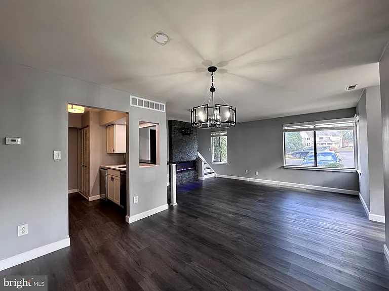 1403 Roberts Way — Photo 7