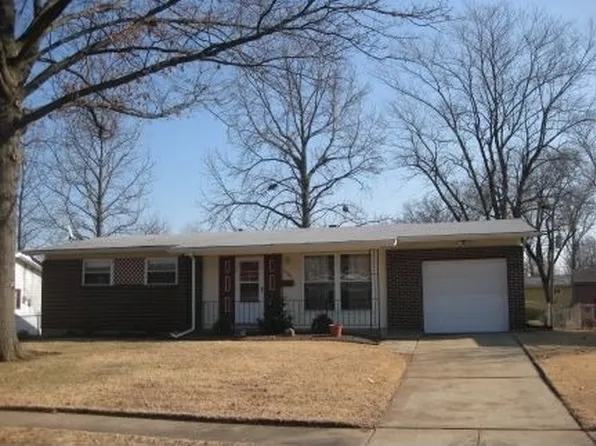 2160 Splendor Dr, Florissant, MO 63031