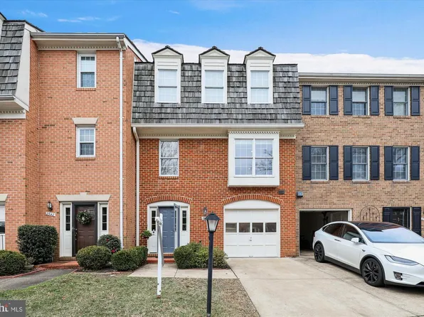 2940 Oakborough Sq, Oakton, VA 22124