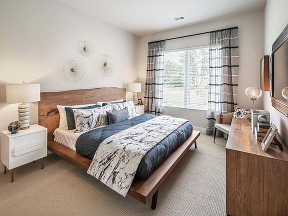 4th image of 2011 Oak Park Cir NE #401