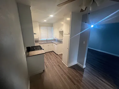 1 Bed/1 Bath $1750 1 Car Parking Included Photo 1