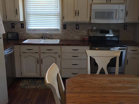 3rd image of 138 Wellington Dr