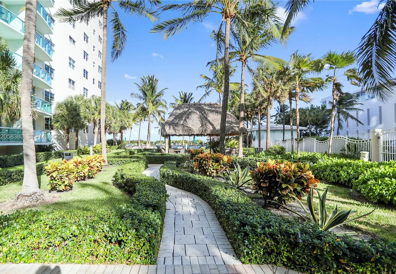 Tides On Hollywood Beach — Photo 1
