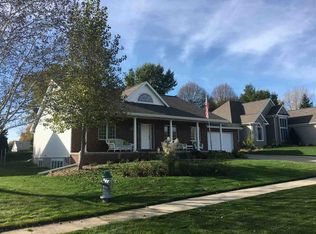 1011 Barrington Dr, Cedar Falls, IA 50613