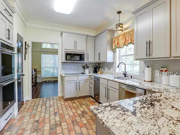 3rd image of 6108 Shadyside Ln