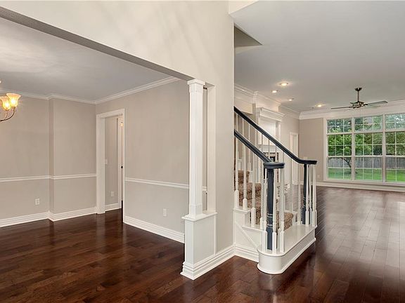 4th image of 609 SE Cambridge Pl
