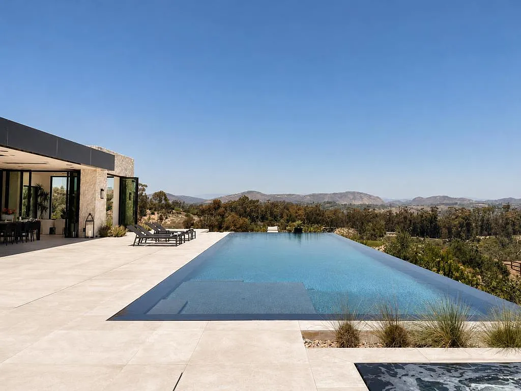 5 bed, 8.0 bath, 7950 sqft, $58,000 — Photo 3