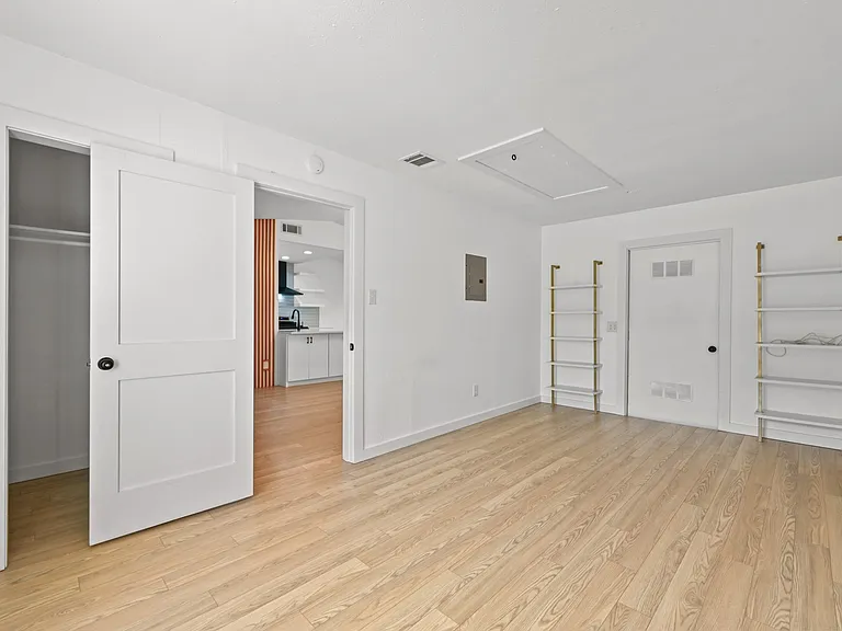 2313 Lakehurst Dr — Photo 22