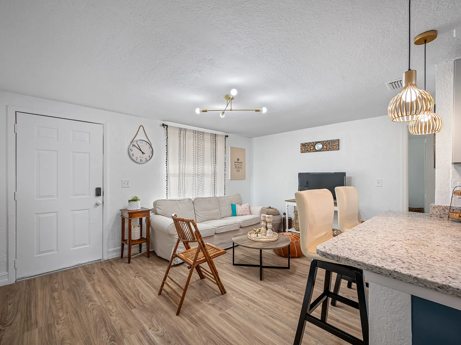 3 bed, 810 sqft, $2,200 — Photo 2