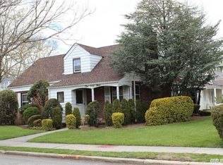 143 Ogston Ter, Malverne, NY 11565