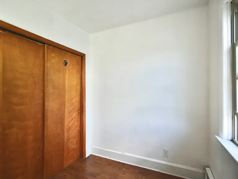 196 W 52nd St — Photo 11