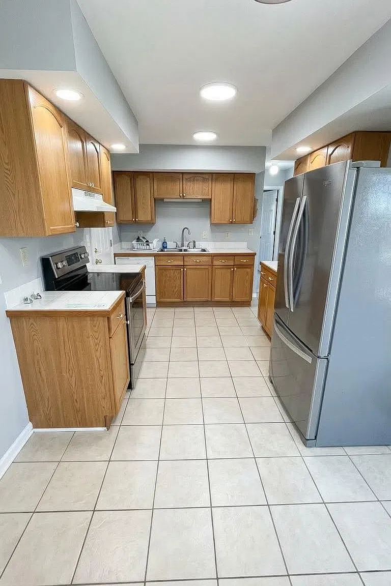 3 bed, 900 sqft, $1,900 — Photo 3